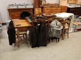 une pièce avec une table, une chaise, une commode et d'autres meubles