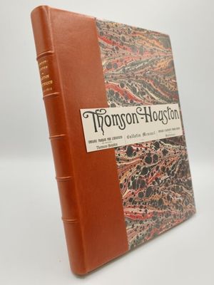 un livre marron avec une couverture marron et une couverture noire et rouge