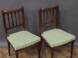 deux chaises en bois avec des coussins rembourrés à carreaux verts
