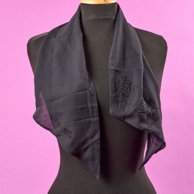 une écharpe noire sur un mannequin, un mannequin, un mannequin, un mannequin, un mannequin, un mannequin, un mannequin, un mannequin, un mannequin