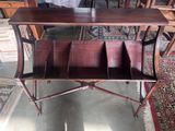 une table en bois sur laquelle est posé un porte-revues