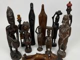 ensemble de figurines africaines sculptées sur fond blanc