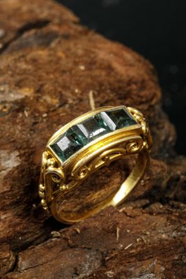 une image montrant un gros plan d'une bague posée sur un morceau de bois