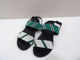 une paire de sandales noires à rayures vertes et blanches