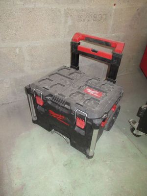 une boîte à outils posée par terre