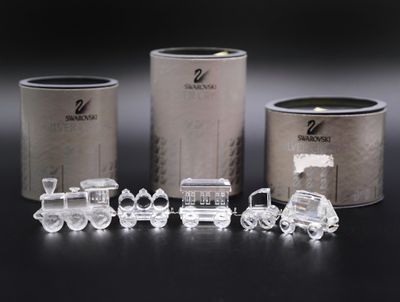 beaucoup de petits jouets en verre posés sur une table