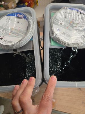 deux récipients en plastique contenant un peu de nourriture