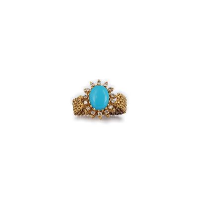 une bague en or et en pierre turquoise, ornée de perles