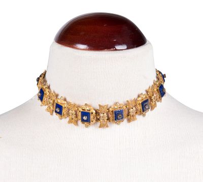 une photo d'un collier doré et bleu porté par un mannequin