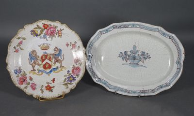 ASSIETTE polylobée en faïence à décor d'écusson et PLAT oval…