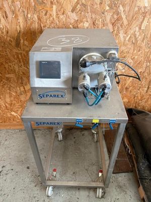 une machine posée sur une table devant un mur