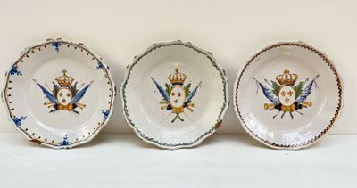 trois assiettes à motifs différents posées sur une table