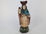 une vieille statue représentant une femme tenant un oiseau, sur fond blanc