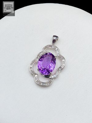 Pendentif en or blanc 750°/.(18K), orné d'une Améthyste tail…