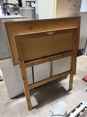 une table en bois surmontée d'un tiroir