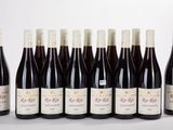 six bouteilles de vin alignées sur une table