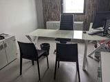 un bureau avec deux chaises et un ordinateur dessus