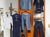 une photo d'un portant sur lequel sont suspendus divers vêtements