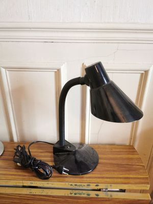 une lampe posée sur une table en bois