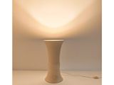 l'image d'une lampe posée sur une table
