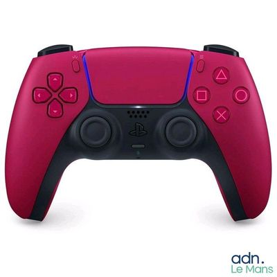 un gros plan d'une manette rouge sur fond blanc