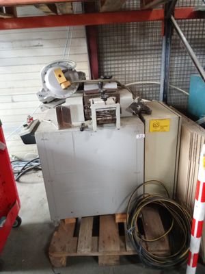 une machine posée sur une palette dans un garage