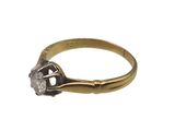 une image représentant une bague en or sertie d'un diamant