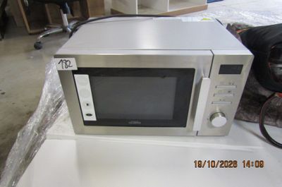 un micro-ondes posé sur une table