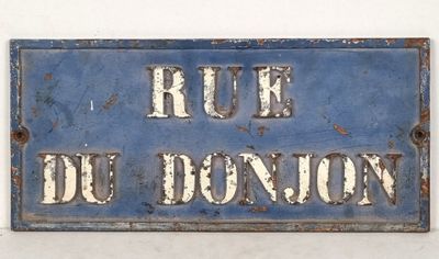 a blue sign that says rue de donion on it