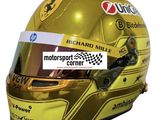 Le casque de Michael Biesch est doré et comporte un autocollant à damier.