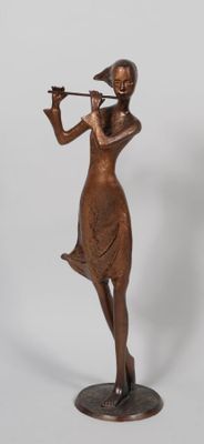 statue en bronze représentant une femme jouant de la flûte sur fond blanc