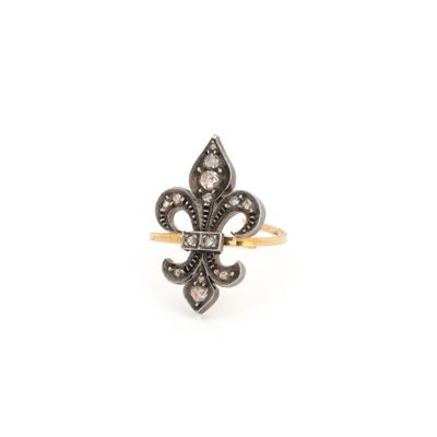 une bague en forme de fleuret, ornée de losanges noirs et blancs, sur fond blanc