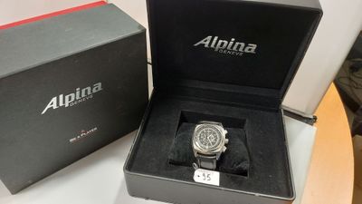 une boîte avec une montre à l'intérieur sur une table