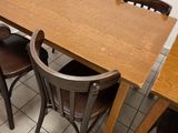 une table et des chaises en bois dans une petite pièce