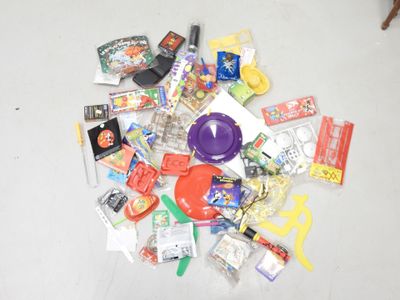 un tas de bonbons et de barres chocolatées par terre