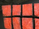 un gros plan sur un mur de briques rouges composé de carrés de briques rouges