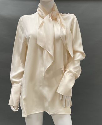 a mannequin mannequin wearing a white blouse and white pants