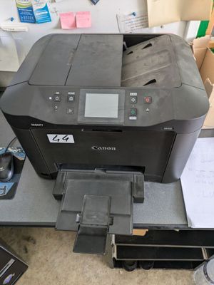 une imprimante posée sur un bureau à côté d'une imprimante