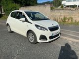 une petite voiture blanche garée sur le bord de la route