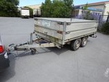 un camion avec une remorque dans un parking