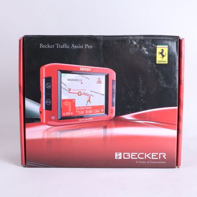 boîte contenant un téléphone portable rouge posée sur une surface blanche