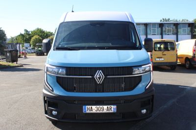 une camionnette bleue garée dans un parking