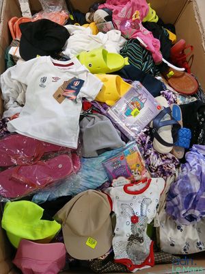 une boîte en carton remplie de vêtements pour bébé et d'autres articles