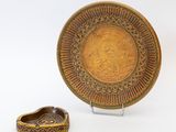 une assiette et un bol posés l'un à côté de l'autre sur une table