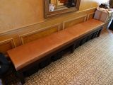 un long banc dans un coin de la pièce