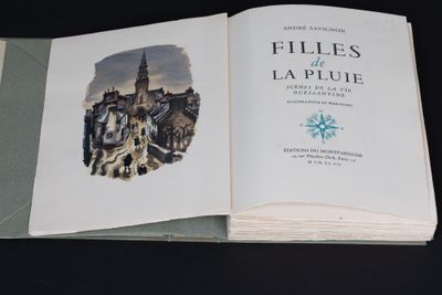 un livre ouvert sur lequel figure l'image d'un château