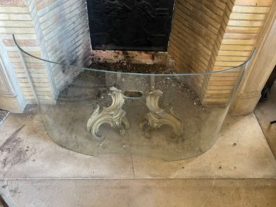 une table en verre placée devant une cheminée