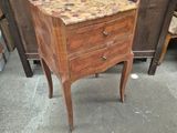 une petite table en bois surmontée d'un tiroir