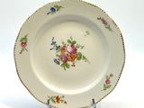 une assiette avec un motif floral sur un support