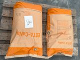deux sacs de nourriture posés sur une palette